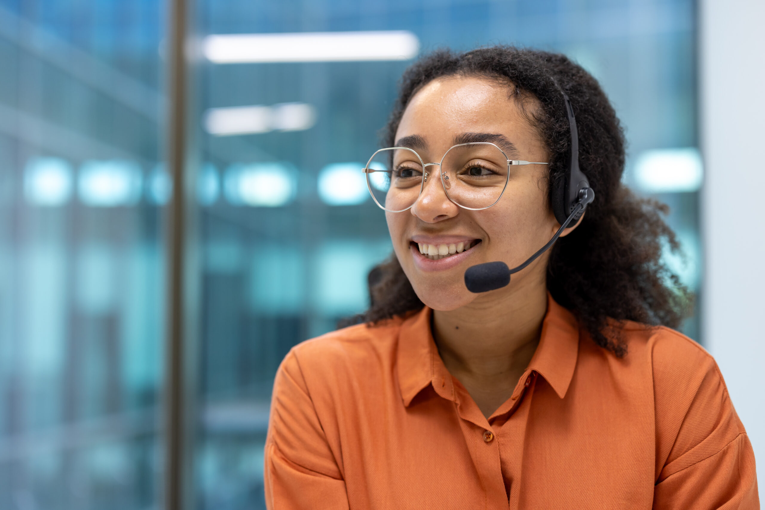 Lachende customer support agent met headset bij De Hollandse Centrale