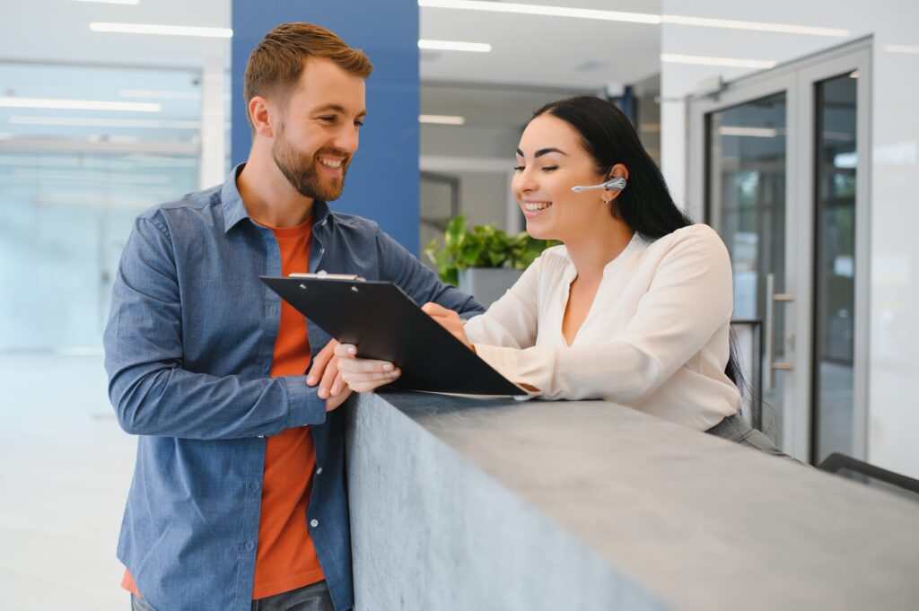 Afbeelding waarbij een klant wordt geholpen