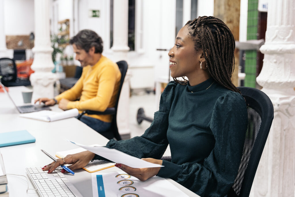 Vrouw die blij is en op kantoor werkt