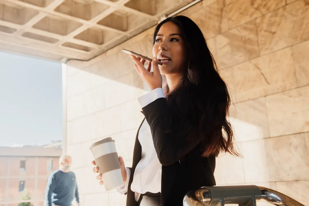 bedrijfsvrouw belt met telefoon